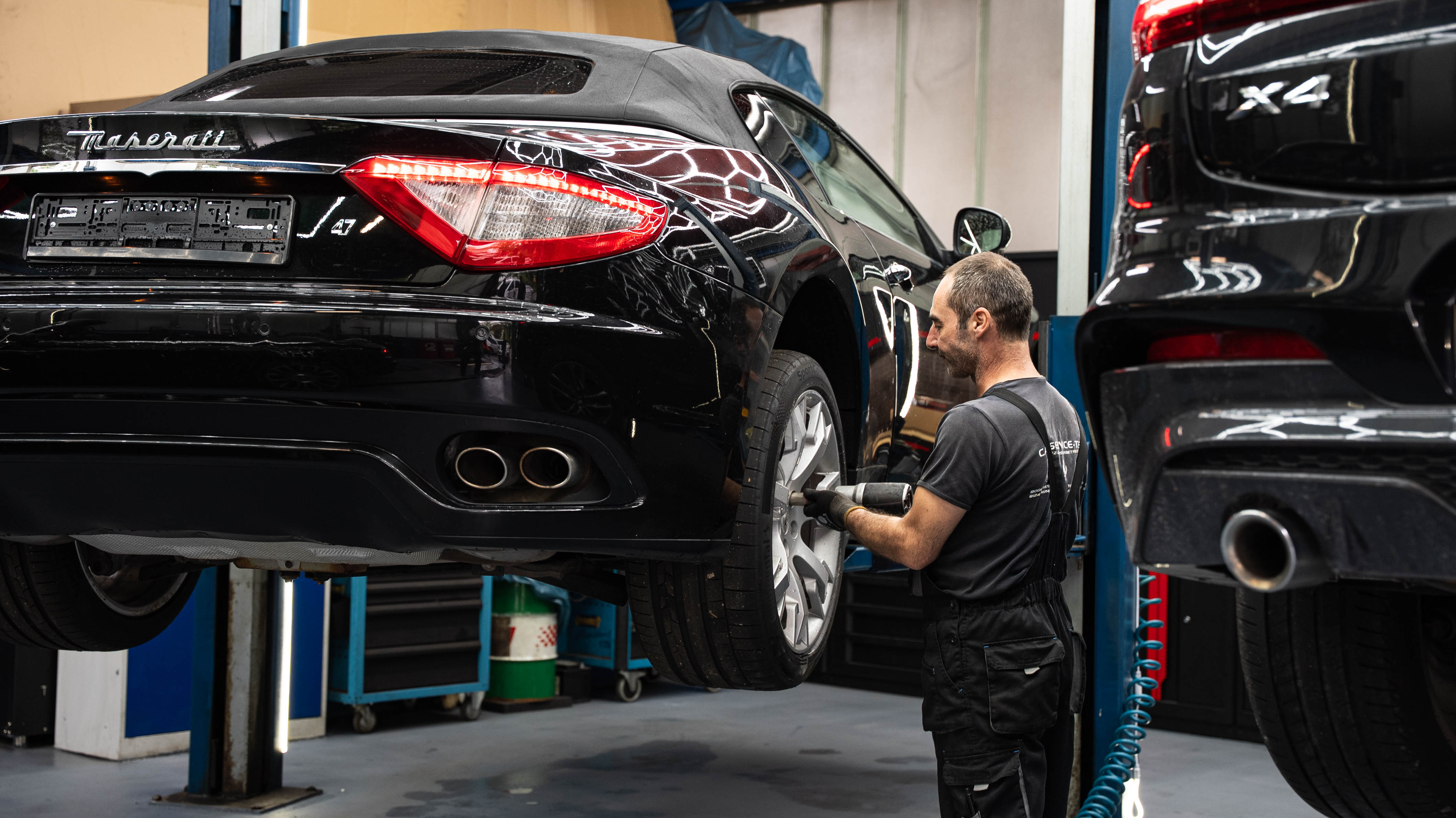 Radwechsel an einem Maserati